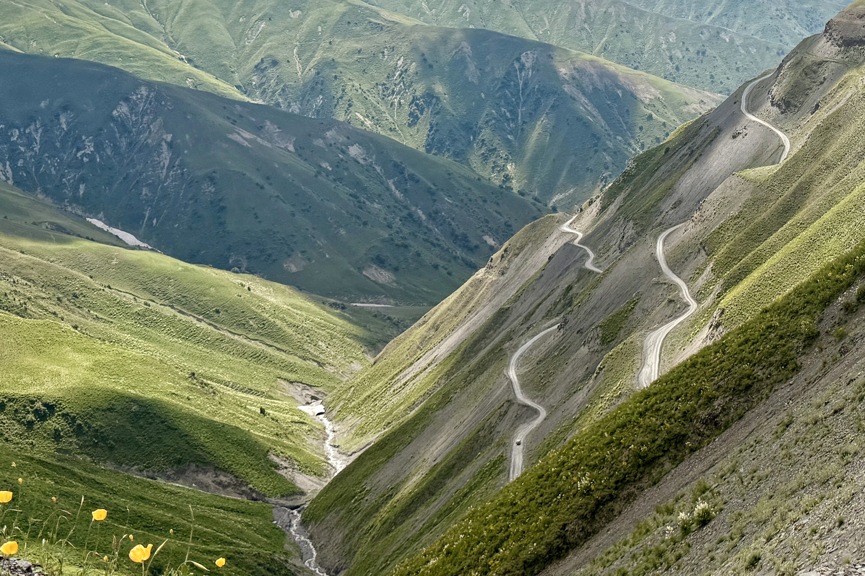 Vallée graphique dans les montagnes kirghizes